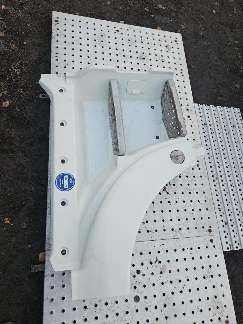 Подножка кабины MAN TGX 1 поколение 2018, 12.4 л., D 2676 LF 52, дизель, АКПП, белый, правый руль, 81615100704, 81615100914, 81615100824, 81615100400 - фото №1