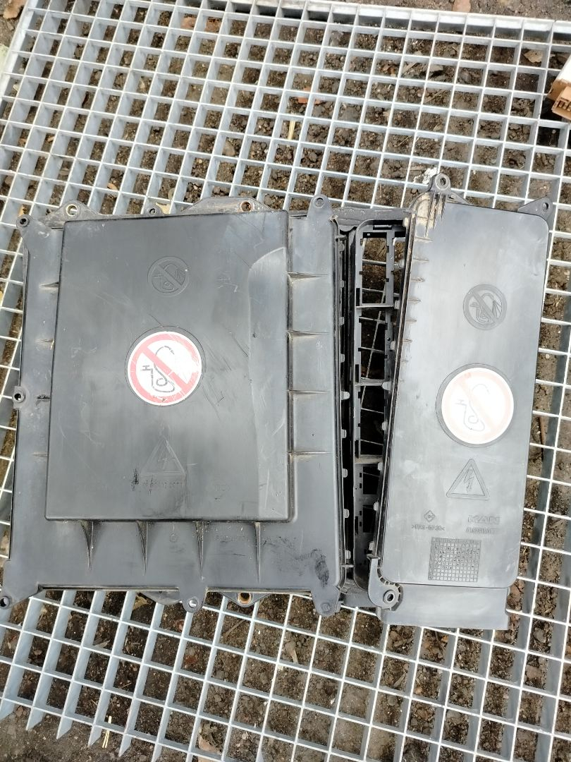 крышка блока предохранителей MAN TGS 1 поколение 2017, 12.4 л., D 2676 LF 51, дизель, АКПП, белый, правый руль, 81624100073, 81624100077, 81624100076, 81624100072 - фото №1