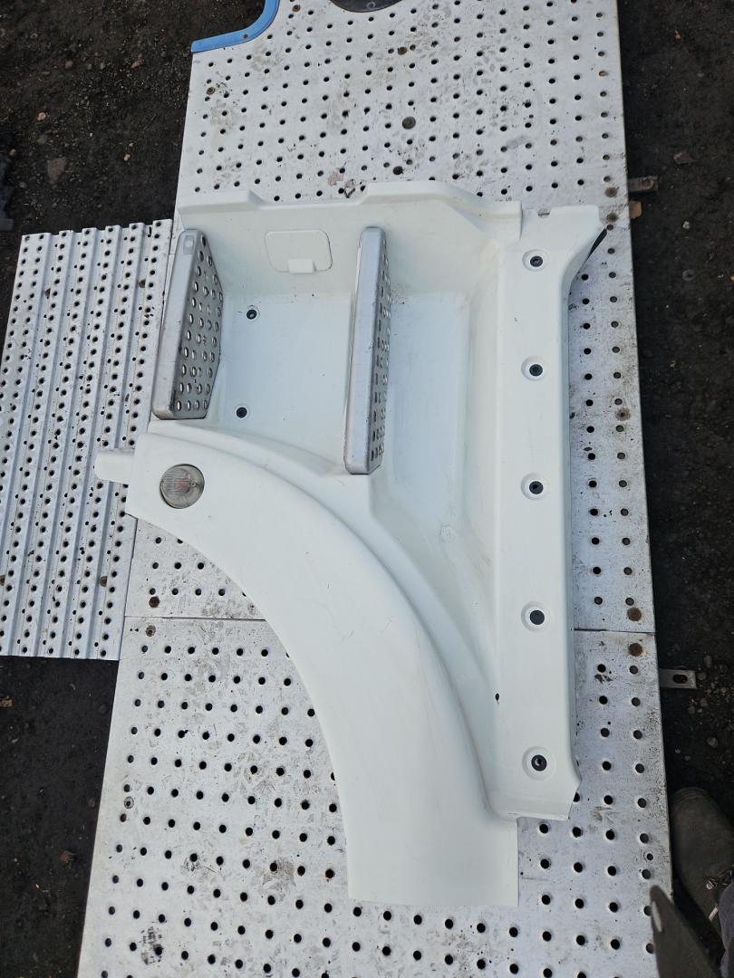 Подножка кабины MAN TGX 1 поколение 2018, 12.4 л., D 2676 LF 52, дизель, АКПП, белый, правый руль, 81615100825, 81615100913, 81615100703, 81615100399 - фото №1