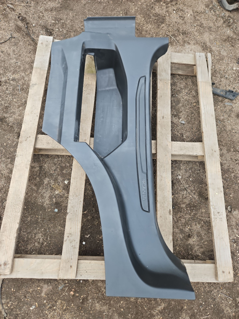 Подножка кабины Scania R 4 поколение 2018, 12.7 л., DC 13.148, дизель, АКПП, белый, правый руль, 2418447, 2418455 - фото №1