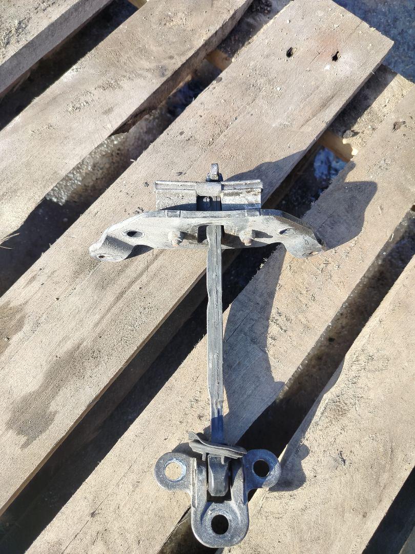 ограничитель открывания двери Volvo FH 3 поколение 2014, 12.8 л., D13C500, дизель, АКПП, белый, правый руль, 82859279 - фото №1