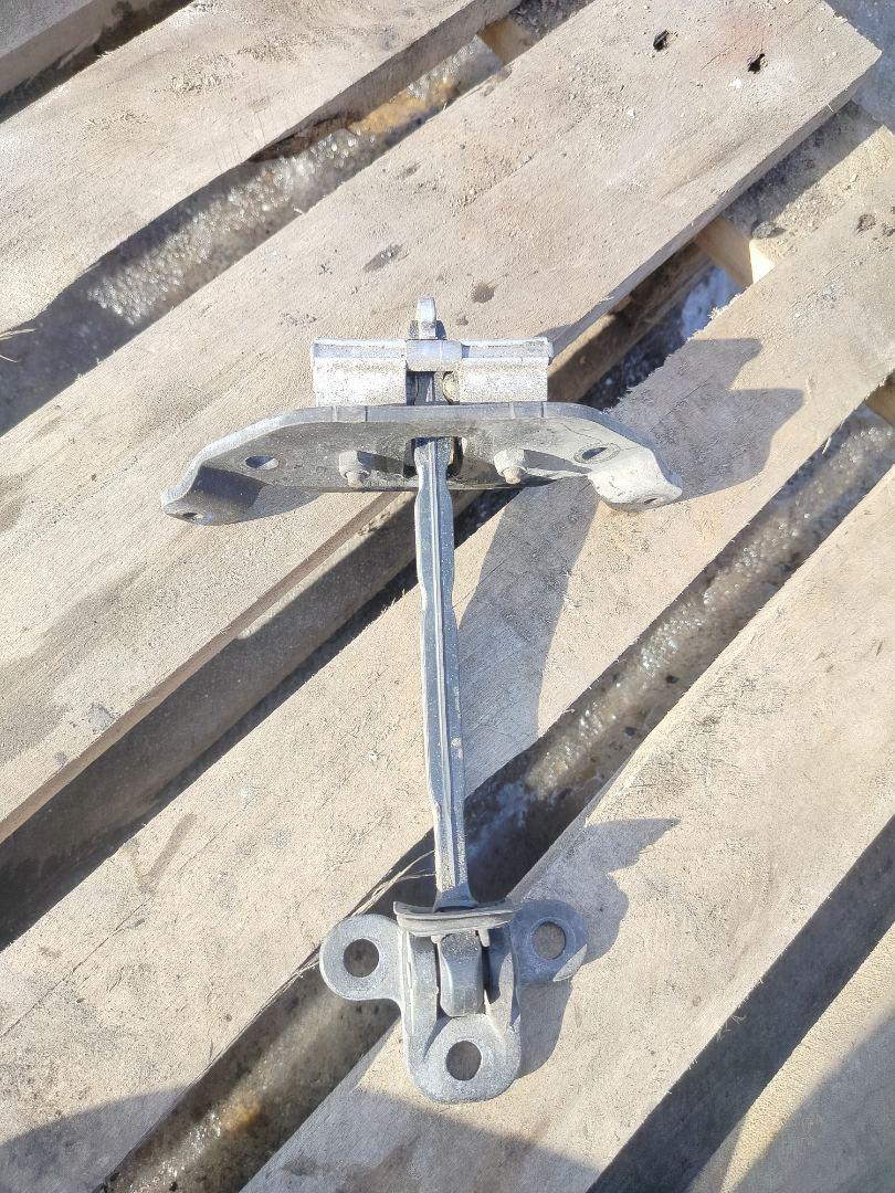 ограничитель открывания двери Volvo FH 3 поколение 2014, 12.8 л., D13C500, дизель, АКПП, белый, правый руль, 82859279 - фото №1