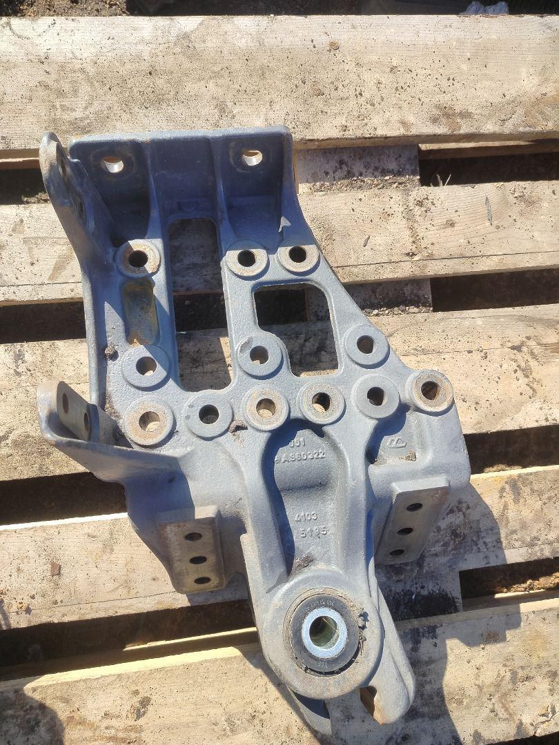 кронштейн рессоры Mercedes-Benz Actros 4 поколение (MP4) 2015, 12.8 л., OM 471.900, дизель, белый, правый руль, A9603201870, A9603224103 - фото №1