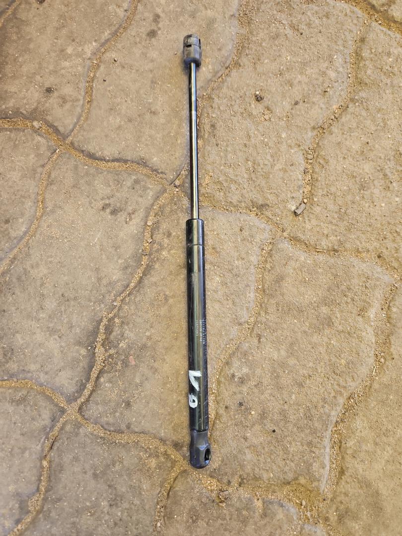 Амортизатор крышки инструментального ящика Volvo FH 3 поколение 2014, 12.8 л., D13C500, дизель, АКПП, белый, правый руль, 20895863 - фото №1