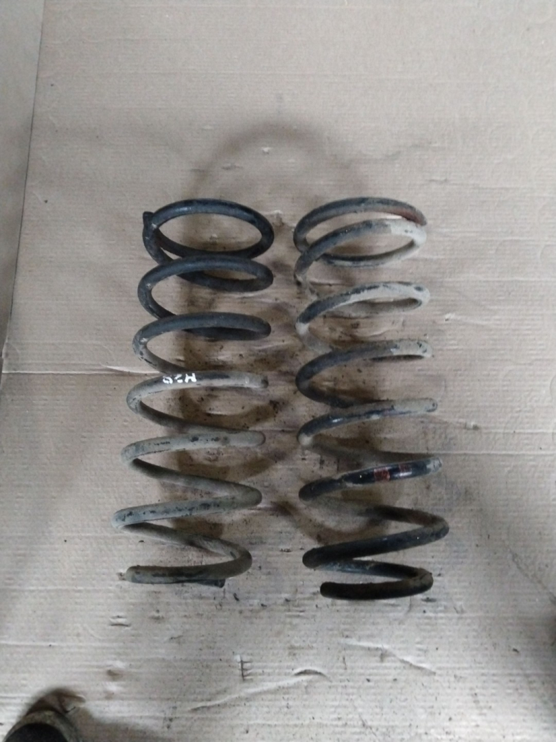 пружина задняя Toyota Land Cruiser Prado 1 поколение J70 1992, 2.4 л., 2L-T, дизель - фото №1