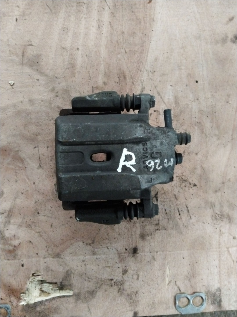 суппорт передний правый Toyota Prius 2 поколение 2005, 1.5 л., 1NZ-FE, бензин - фото №1