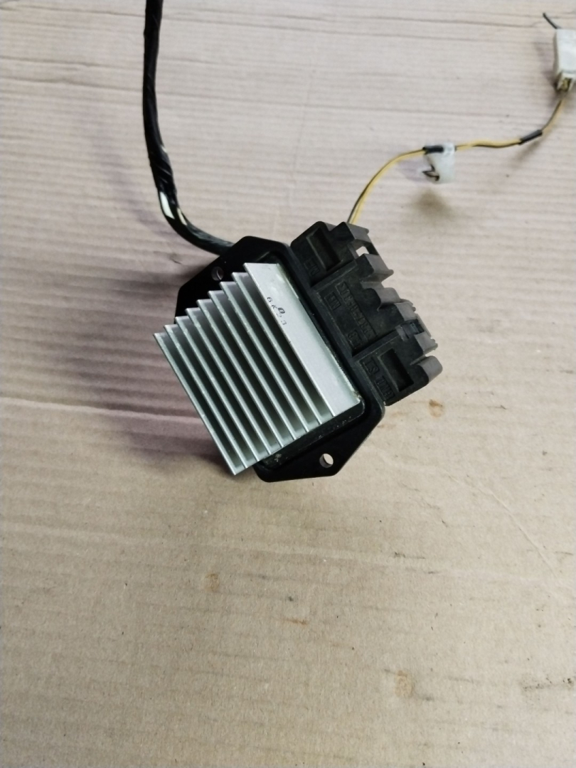 сопротивление печки Toyota Prius 2 поколение 2005, 1.5 л., 1NZ-FE, бензин, 4993001200, 8716547020 - фото №1