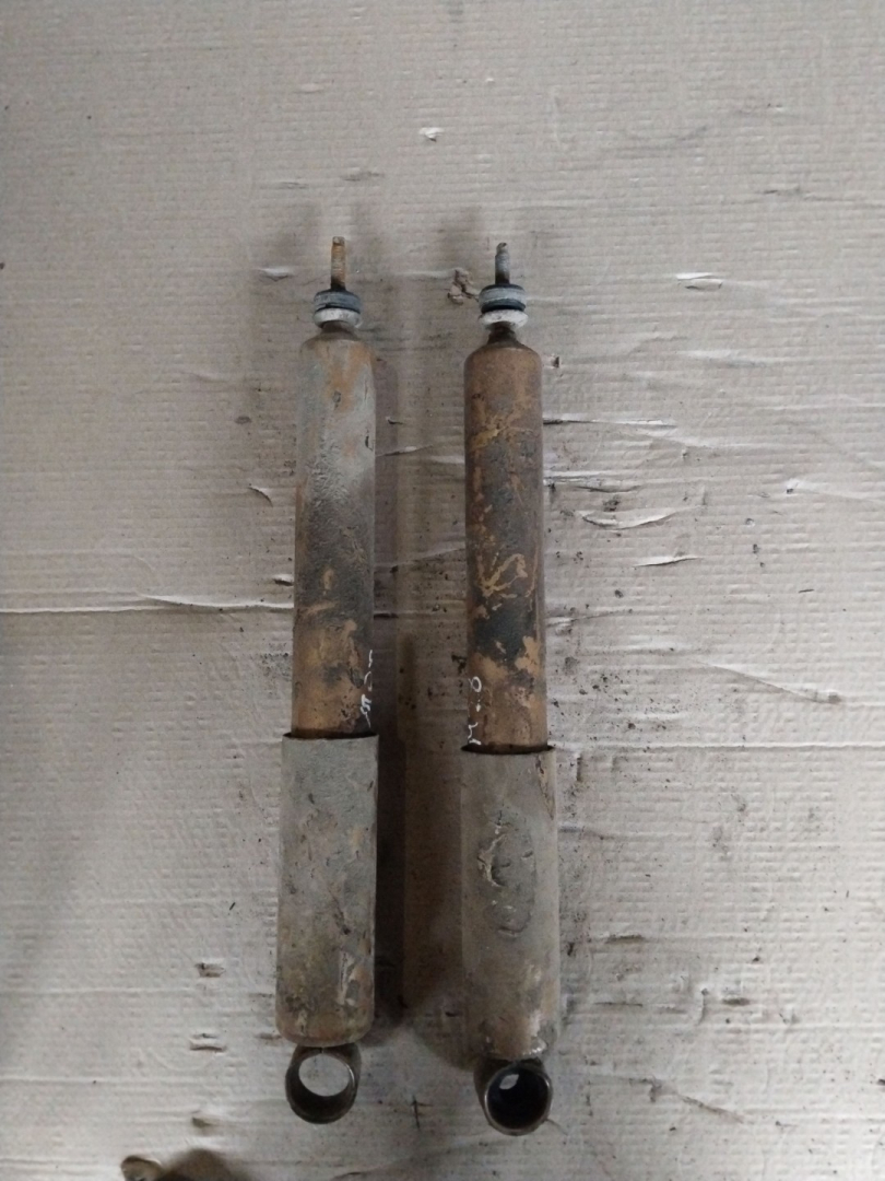 амортизатор передний левый Toyota Land Cruiser Prado 1 поколение J70 1992, 2.4 л., 2L-T, дизель - фото №1