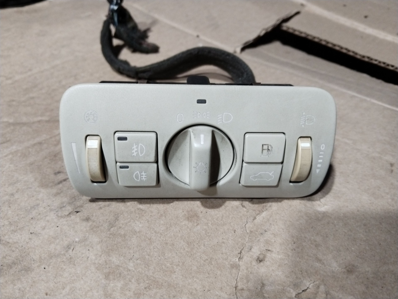 блок управления светом Volvo S80 2 поколение 2008, 2.4 л., D 5244 T4, дизель, 04067303, 30739423 - фото №1