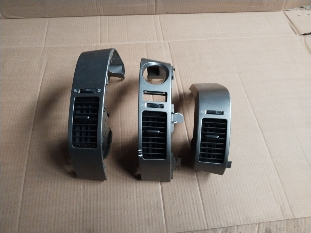 дефлектор обдува салона Toyota Prius 2 поколение 2005, 1.5 л., 1NZ-FE, бензин - фото №1