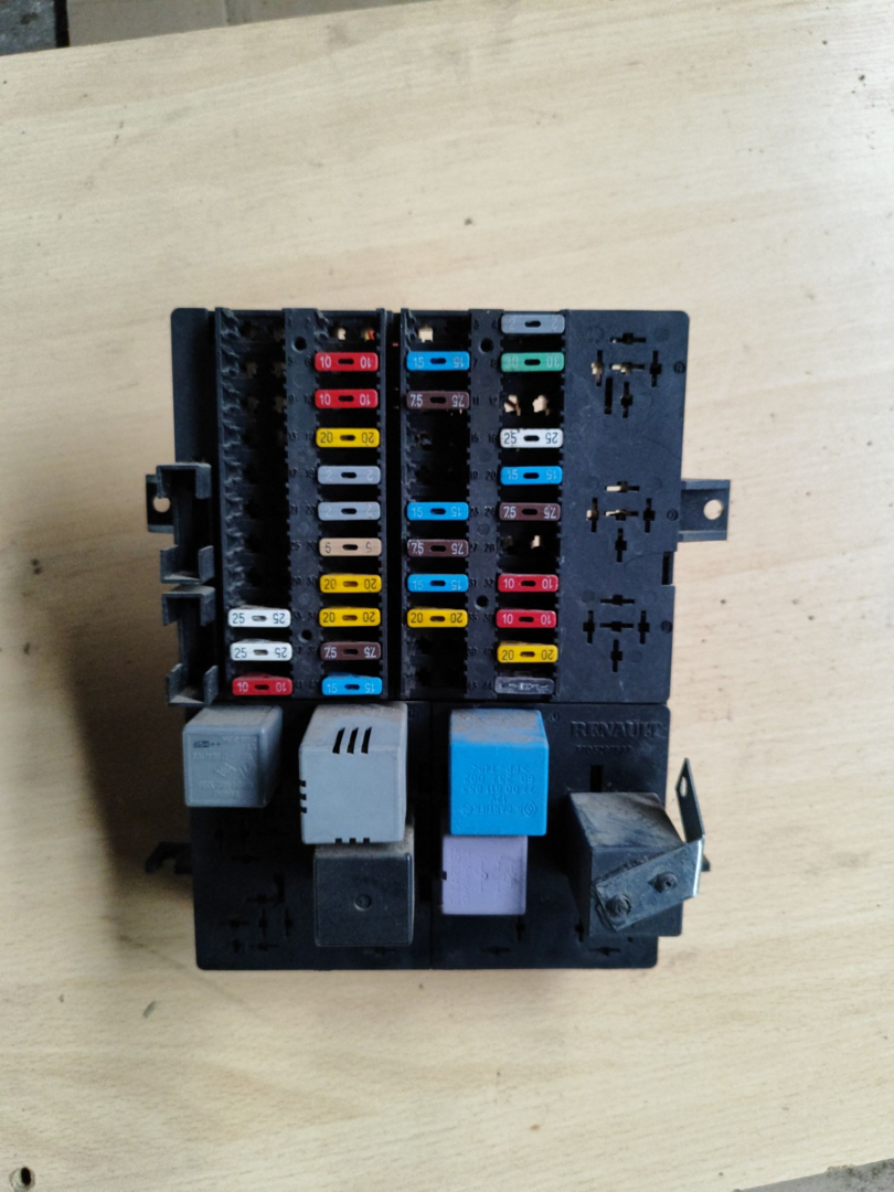 блок предохранителей Renault Master 2 поколение 1999, 2.2 л., G9T 722, дизель, 7703297587 - фото №1