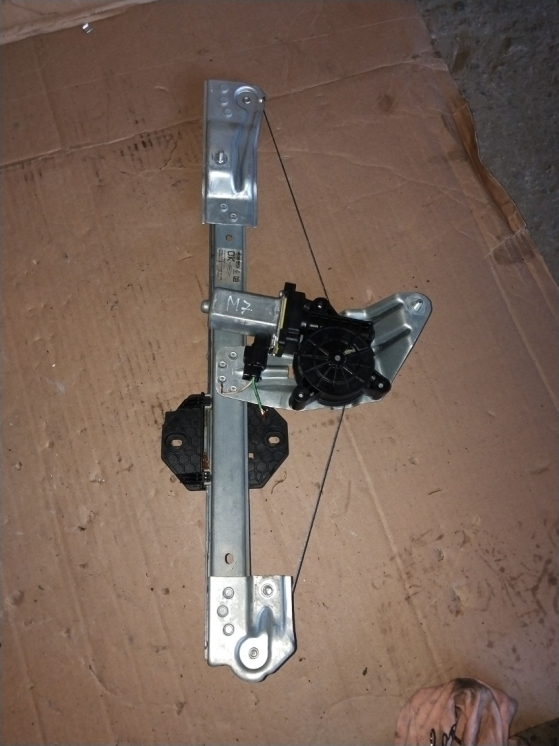 стеклоподъемник Dacia Logan 2 поколение 2013, 0.9 л., H4B 400, бензин, универсал - фото №1