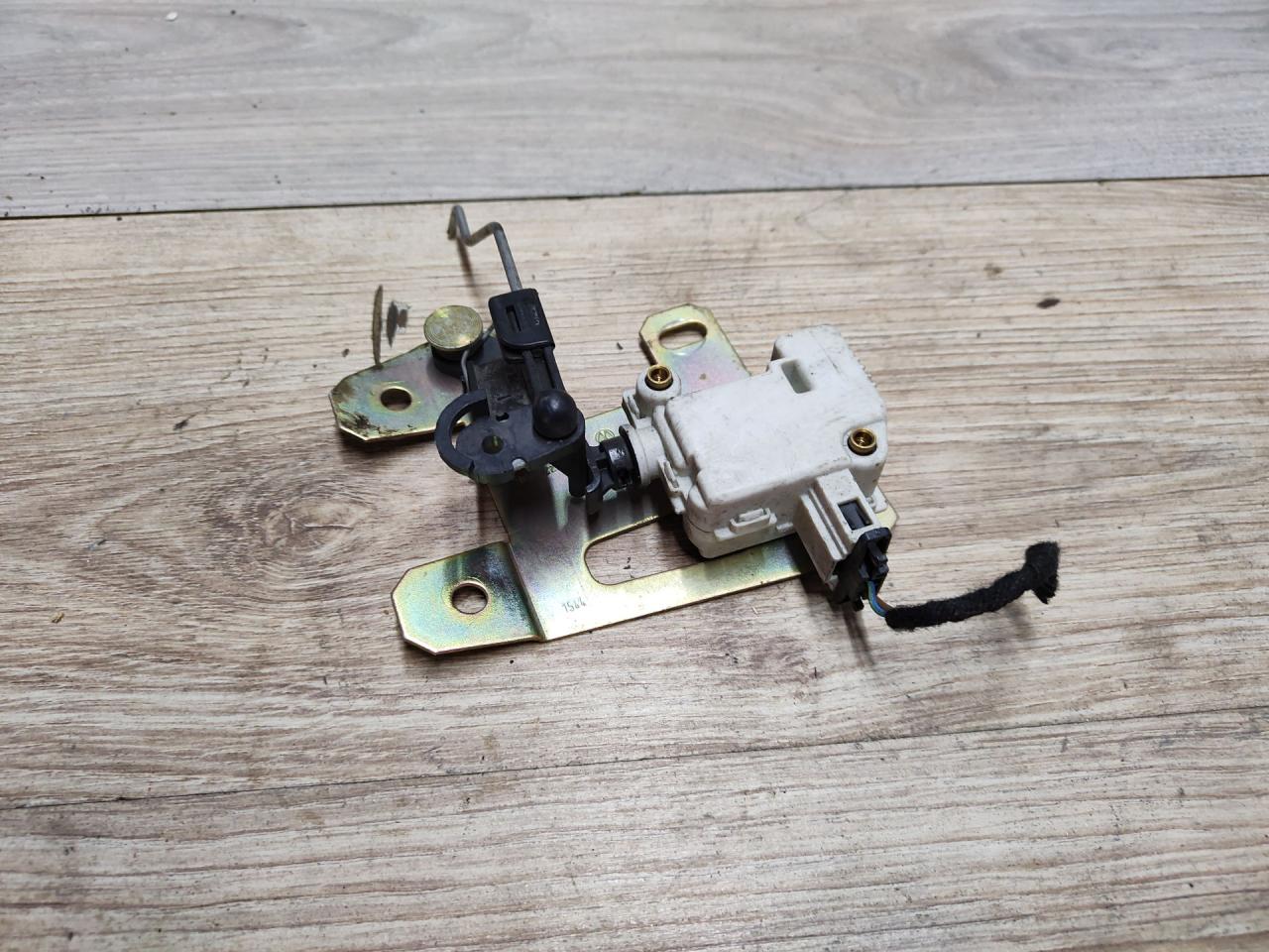 замок багажника Volkswagen Touareg 1 поколение 2006, 2.5 л., BAC, дизель, 7L6827425 - фото №1