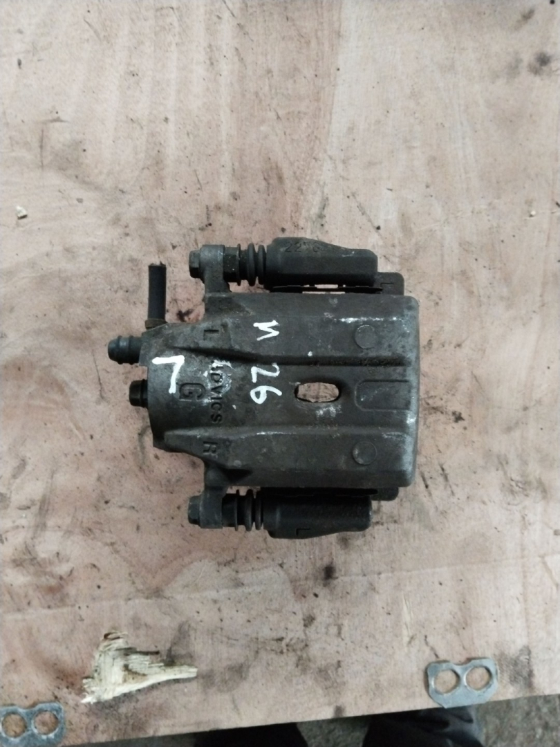 суппорт передний левый Toyota Prius 2 поколение 2005, 1.5 л., 1NZ-FE, бензин - фото №1