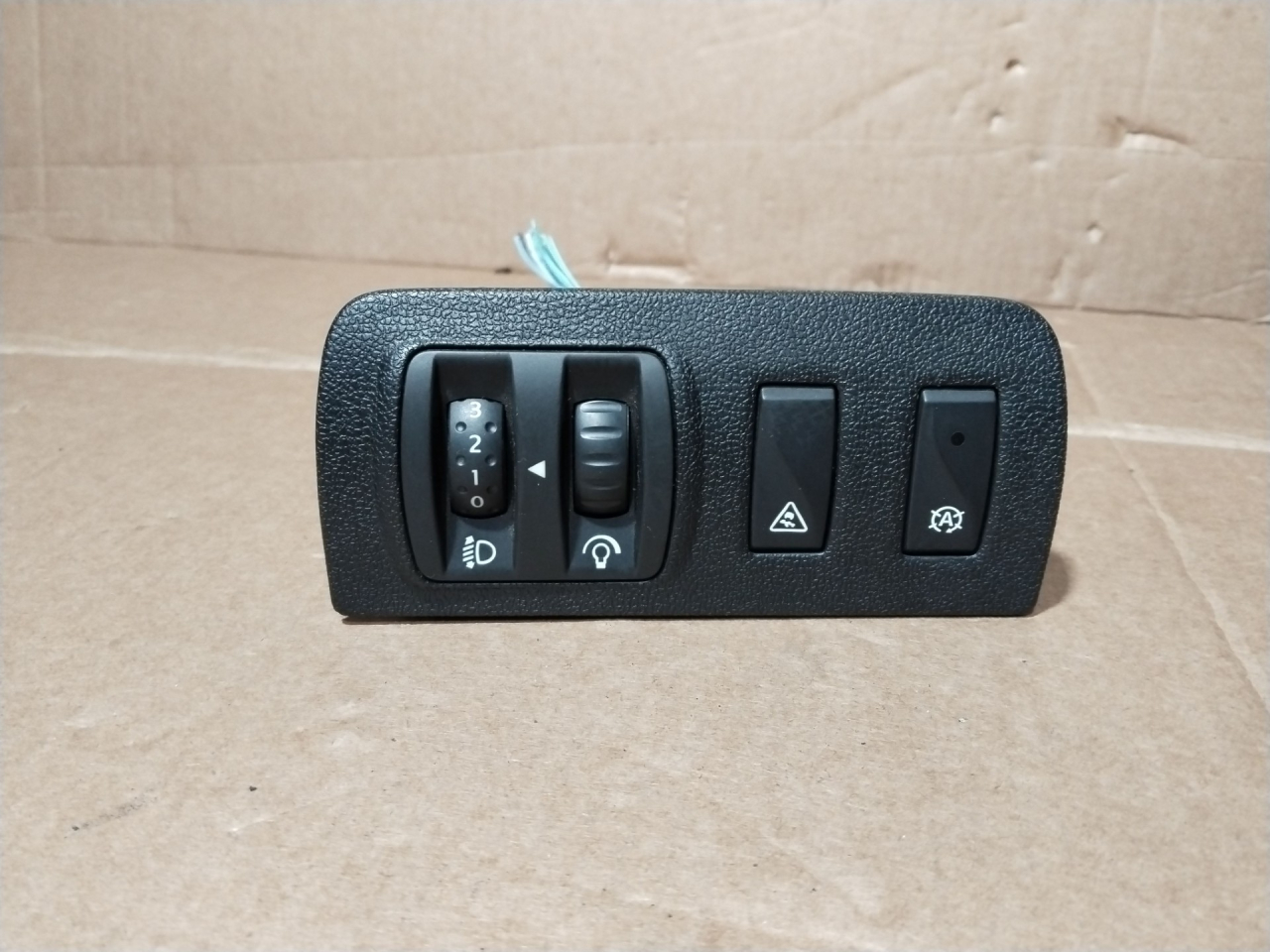 кнопка (выключатель) Renault Scenic 3 поколение 2009, 1.5 л., K9K 836, дизель, 6МКПП, хетчбэк 5 дв., передний привод - фото №1