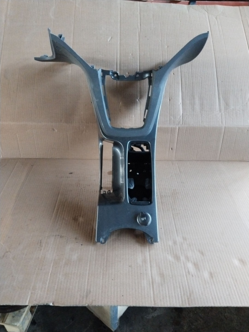 консоль салона Ford Kuga 1 поколение (2008 - 2013), 2.0 л., G6DG, дизель - фото №1
