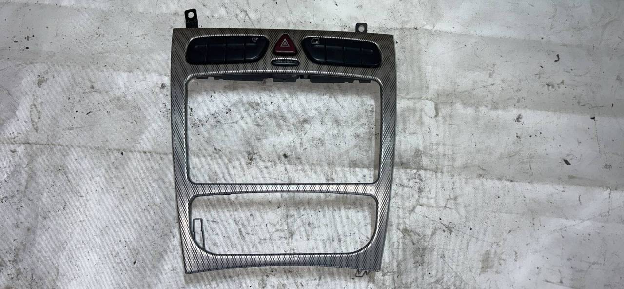 рамка под магнитолу Mercedes-Benz C-Класс W203/S203/CL203 2001, 2.2 л., OM 611.962, дизель, МКПП - фото №1