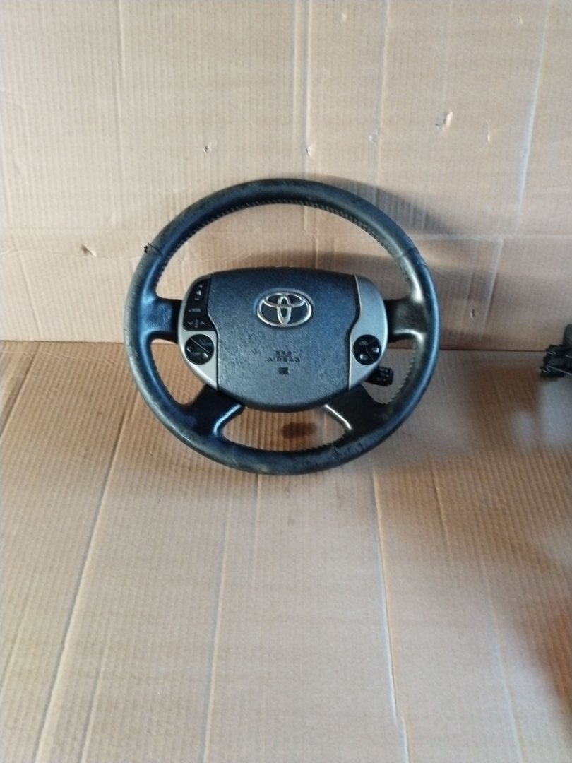 руль Toyota Prius 2 поколение 2005, 1.5 л., 1NZ-FE, бензин - фото №1