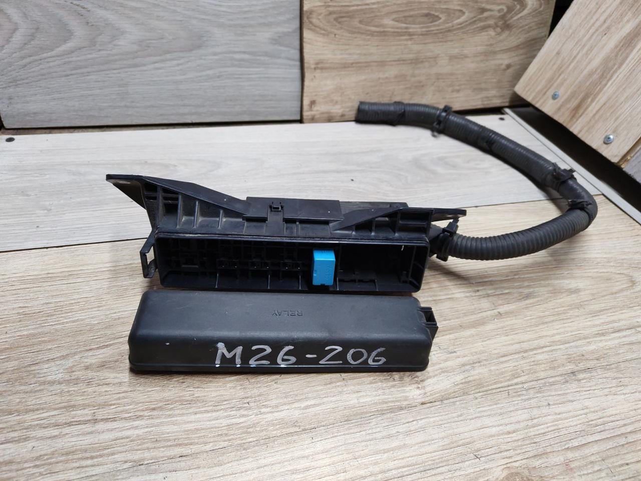 блок реле Toyota Prius 2 поколение 2005, 1.5 л., 1NZ-FE, бензин, 7107XA1, 8615XA1 - фото №1