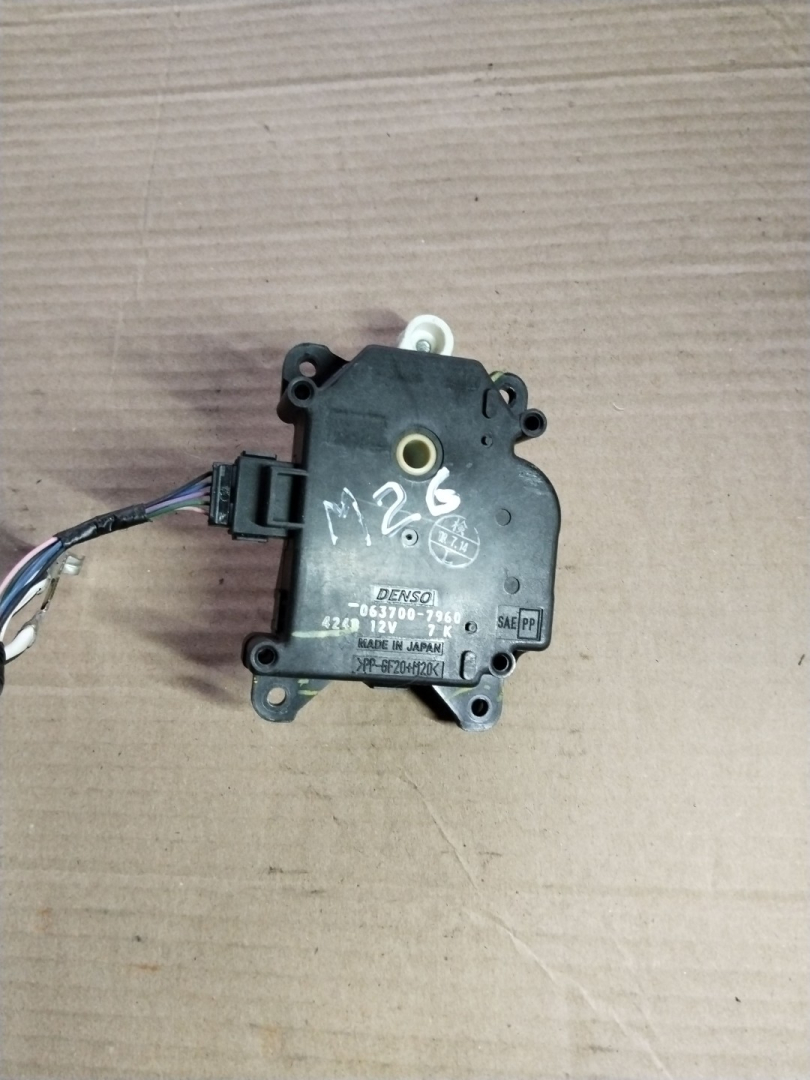 моторчик заслонки печки Toyota Prius 2 поколение 2005, 1.5 л., 1NZ-FE, бензин, 0637007960 - фото №1