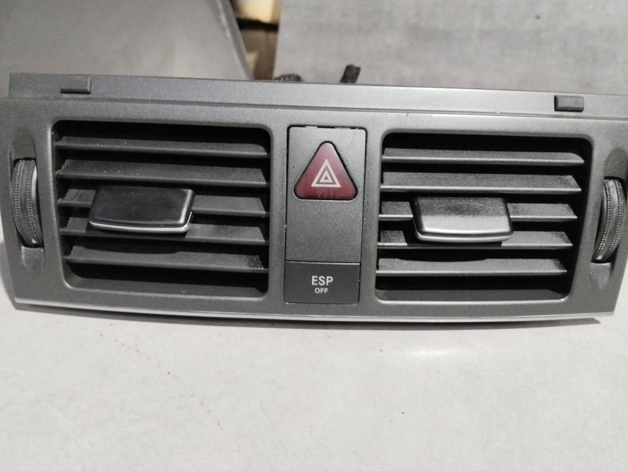 кнопка аварийной сигнализации Mercedes-Benz C-Класс W204/S204 2008, 2.2 л., дизель, МКПП, 2049051600 - фото №1