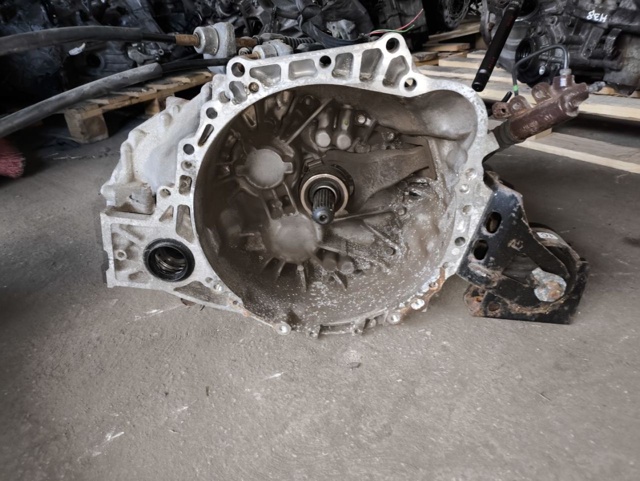 КПП механическая (МКПП) Toyota Auris 2 поколение 2013, 2.0 л., 1AD-FTV, дизель, 1AD-FTV - фото №1