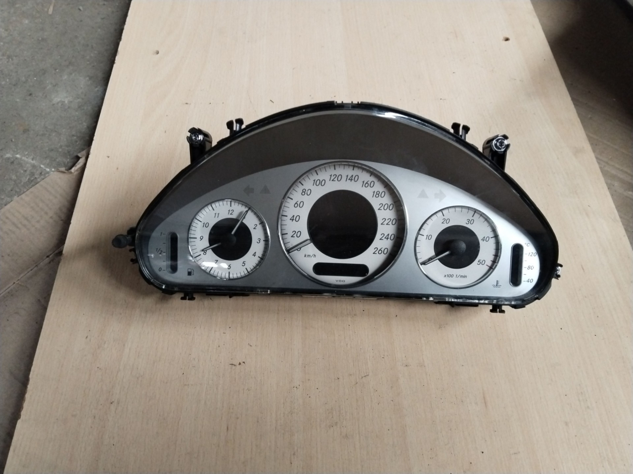 щиток приборов (приборная панель) Mercedes-Benz E-Класс W211/S211 W211 2003, 3.0 л., OM 642.920, дизель, седан - фото №1