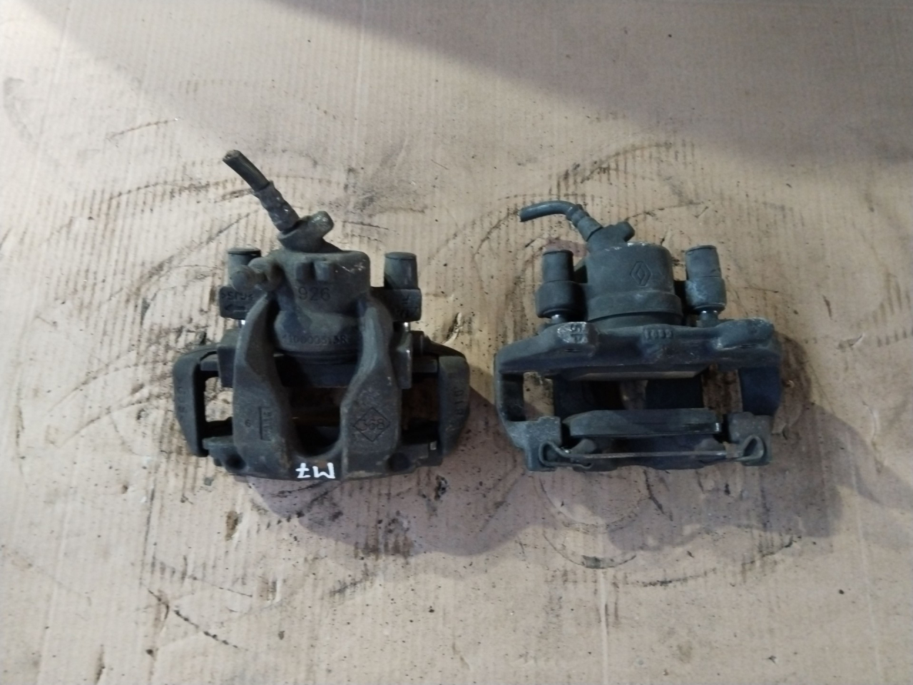 суппорт передний правый Dacia Logan 2 поколение 2013, 0.9 л., H4B 400, бензин, универсал, 410007764R - фото №1