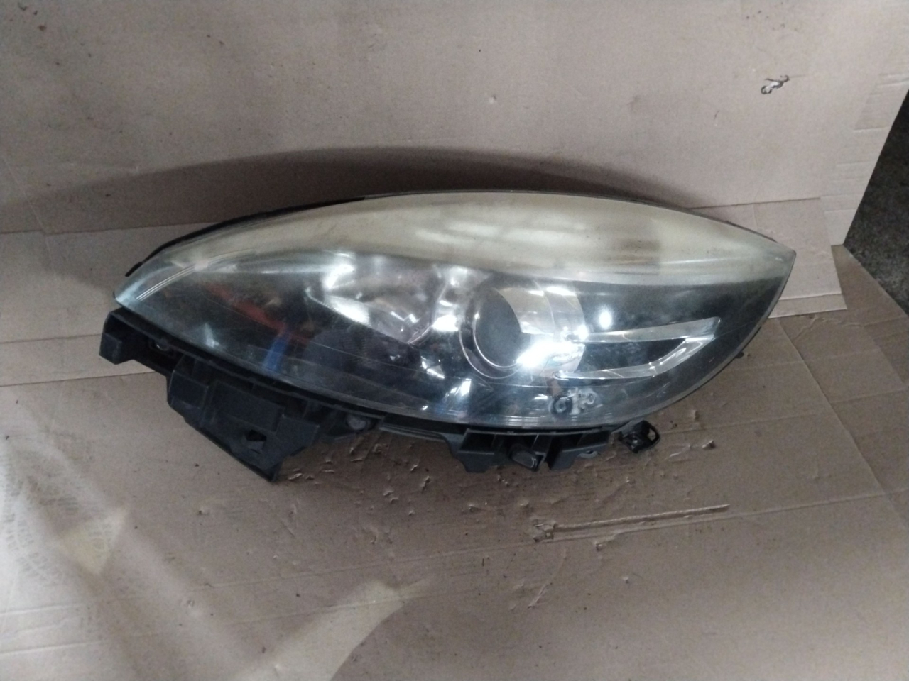 фара левая Renault Scenic 3 поколение 2009, 1.5 л., K9K 836, дизель, 6МКПП, хетчбэк 5 дв., передний привод - фото №1