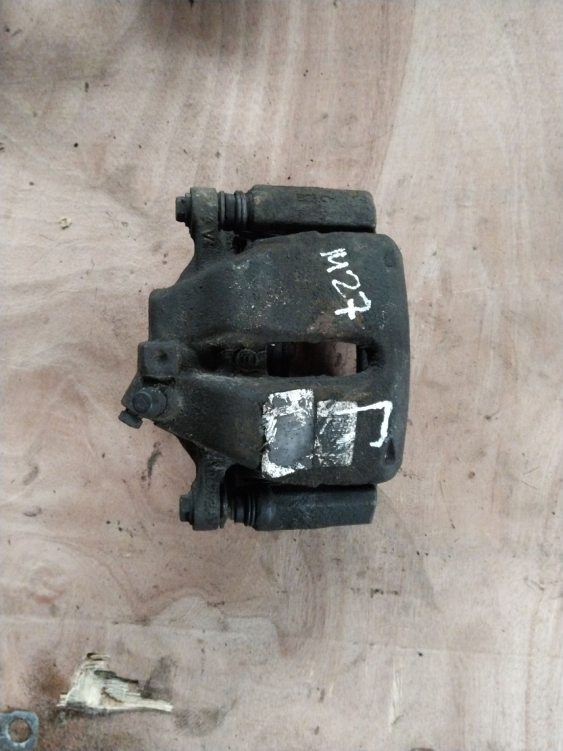 суппорт передний левый Citroen C3 Picasso 1 поколение 2009, 1.6 л., 5FW (EP6), бензин - фото №1