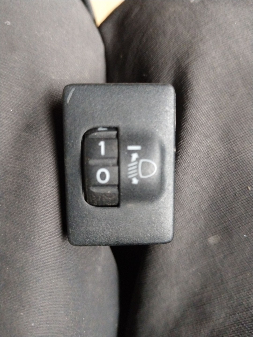 кнопка корректора фар Toyota Prius 2 поколение 2005, 1.5 л., 1NZ-FE, бензин - фото №1