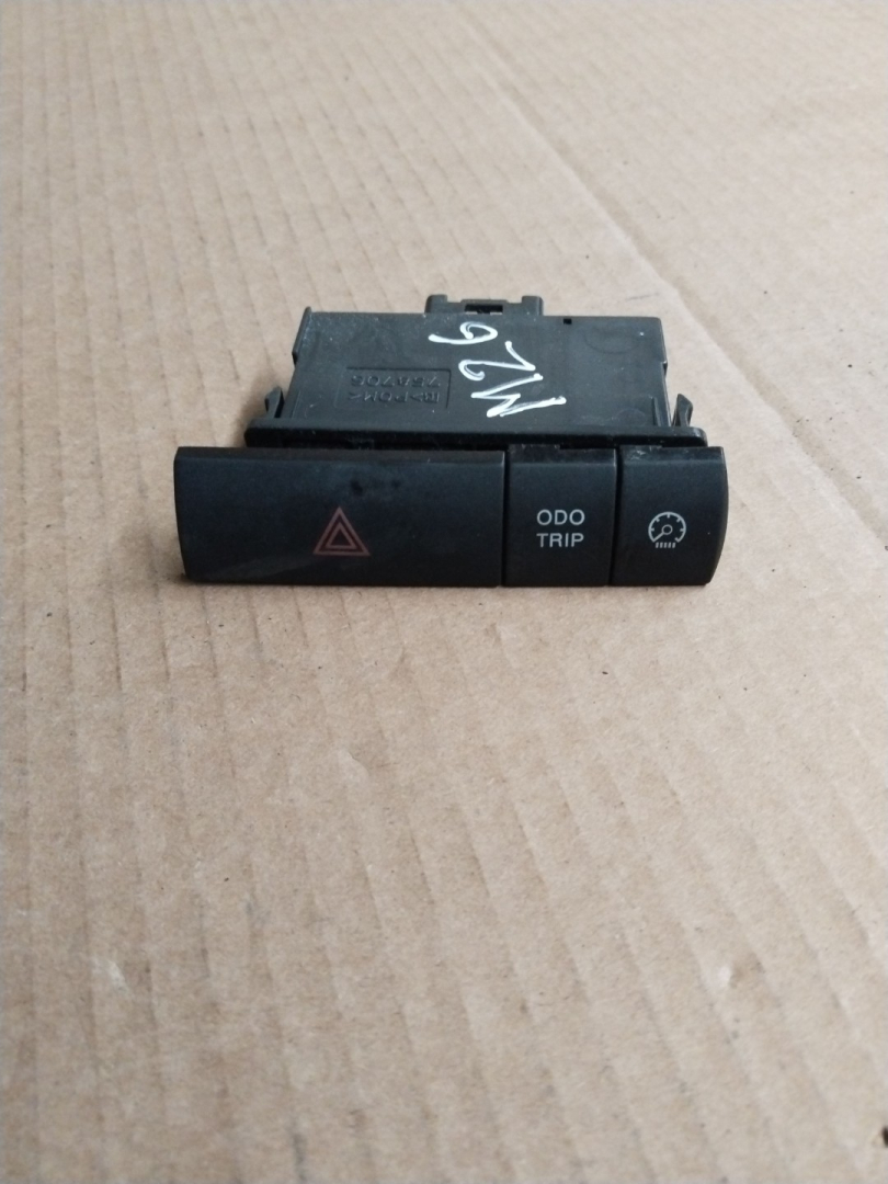 кнопка аварийной сигнализации Toyota Prius 2 поколение 2005, 1.5 л., 1NZ-FE, бензин - фото №1