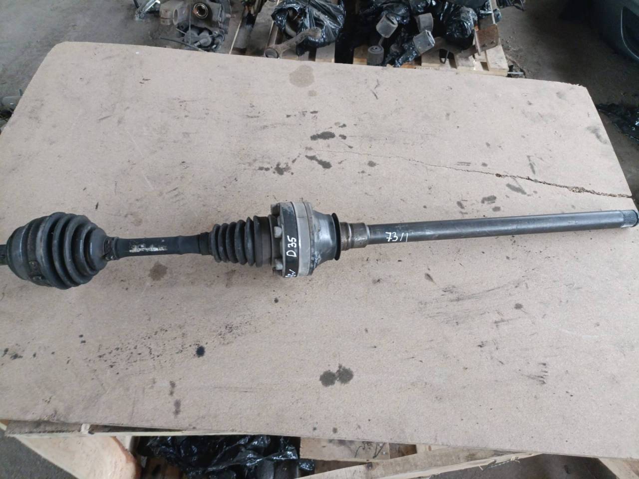 полуось передняя правая (приводной вал, ШРУС) Volkswagen Touareg 1 поколение 2002, 2.5 л., BAC, дизель, МКПП - фото №1