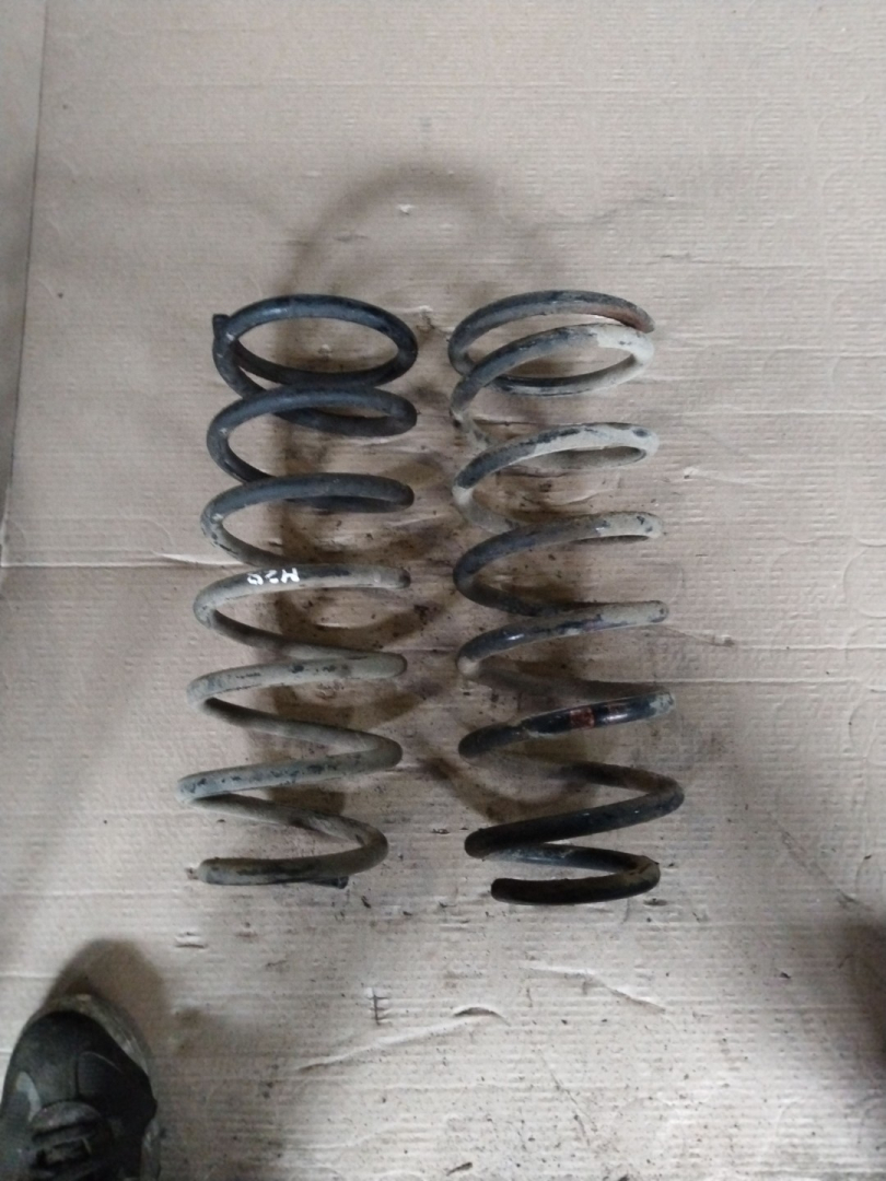 пружина задняя Toyota Land Cruiser Prado 1 поколение J70 1992, 2.4 л., 2L-T, дизель - фото №1