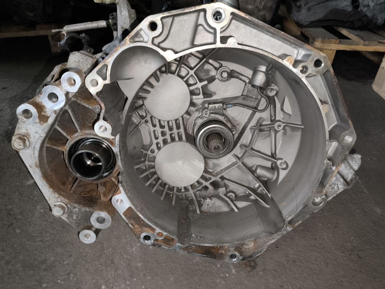 КПП механическая (МКПП) Opel Antara 1 поколение 2011, 2.2 л., A 22 DM, дизель, A22DM, Z22D1, F40 - фото №1