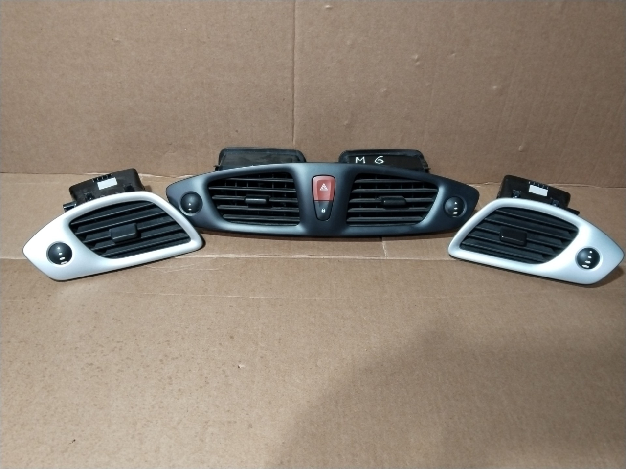 дефлектор обдува салона Renault Scenic 3 поколение 2011, 1.6 л., R9M 402, дизель, минивэн - фото №1