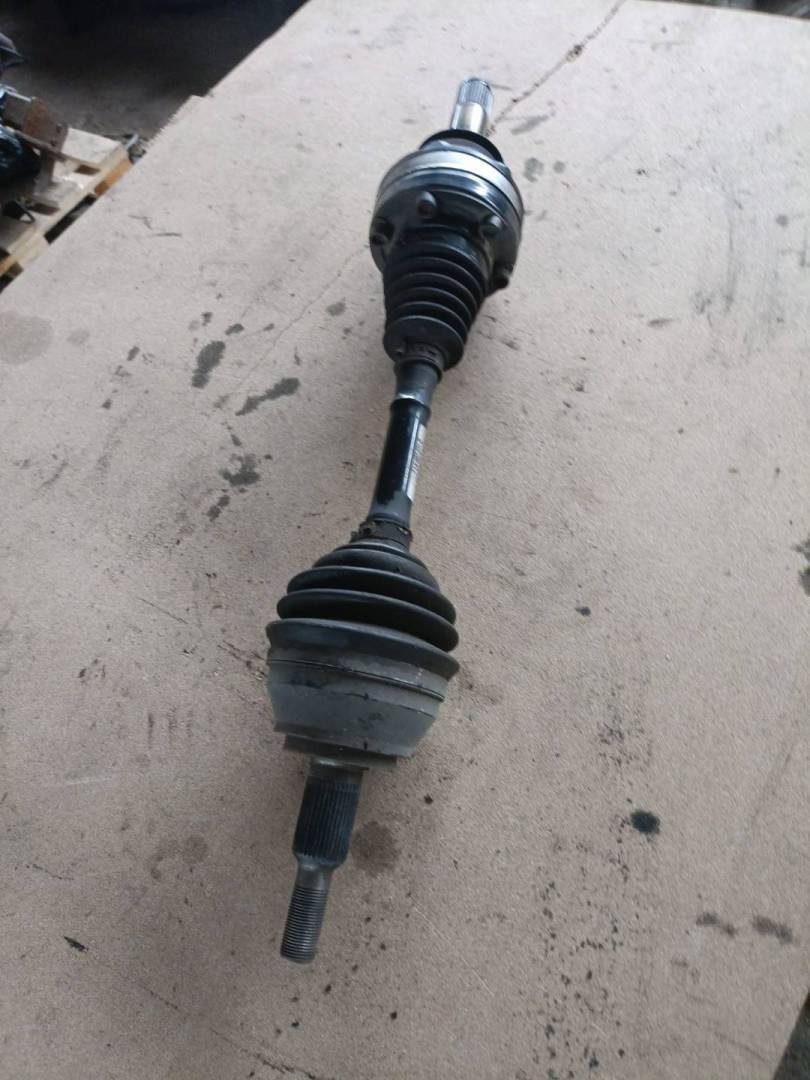 полуось передняя левая (приводной вал, ШРУС) Volkswagen Touareg 1 поколение 2002, 2.5 л., BAC, дизель, МКПП - фото №1