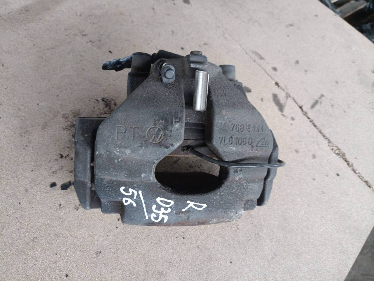 суппорт передний правый Volkswagen Touareg 1 поколение 2002, 2.5 л., BAC, дизель, МКПП - фото №1