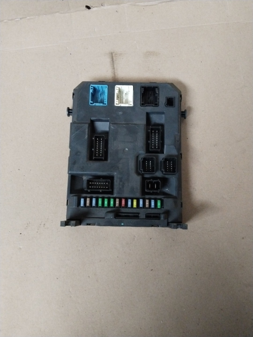 блок предохранителей Citroen C3 Picasso 1 поколение 2009, 1.6 л., 5FW (EP6), бензин, 9664983180 - фото №1