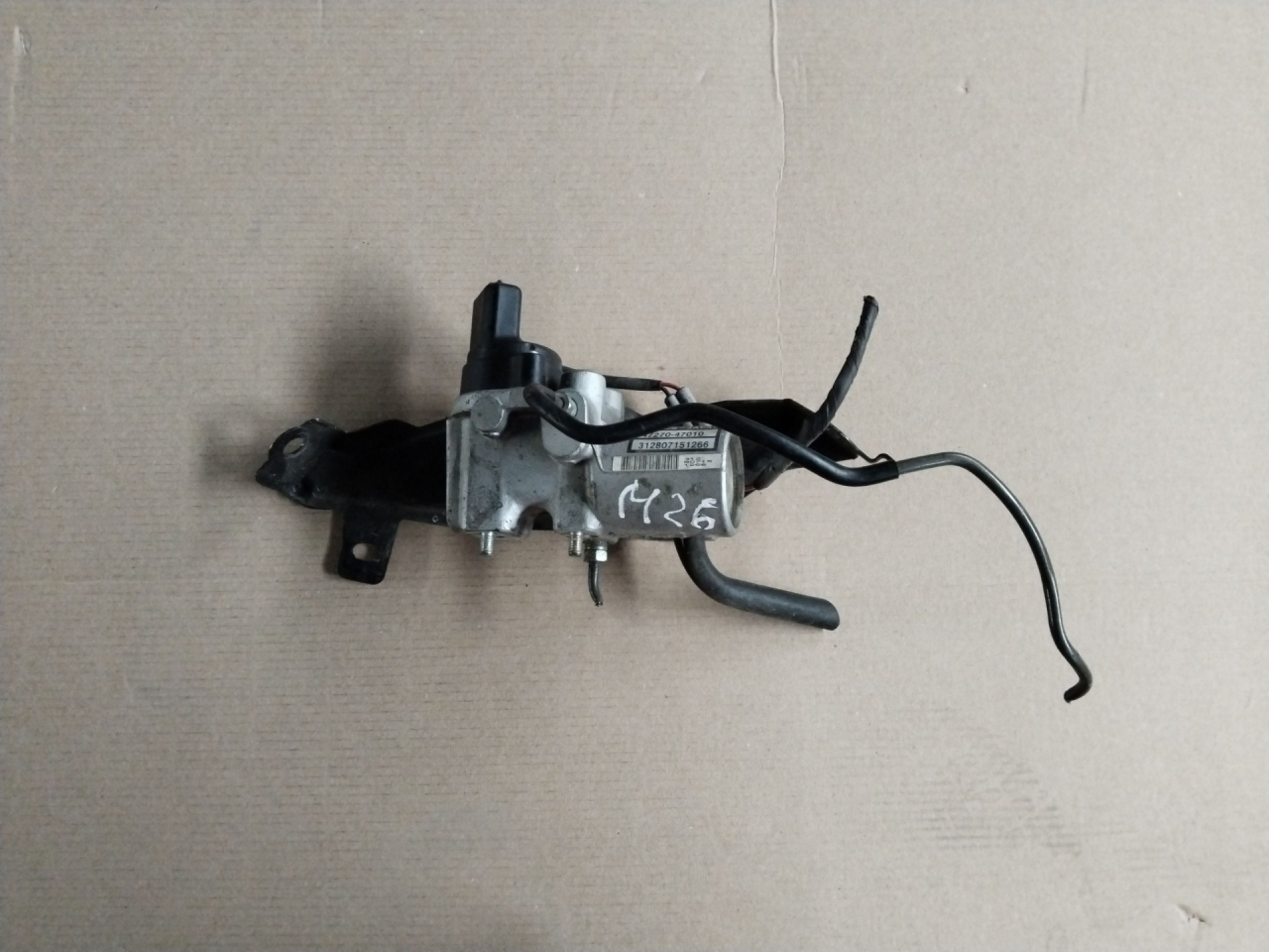 цилиндр тормозной главный Toyota Prius 2 поколение 2005, 1.5 л., 1NZ-FE, бензин, 4727047010 - фото №1