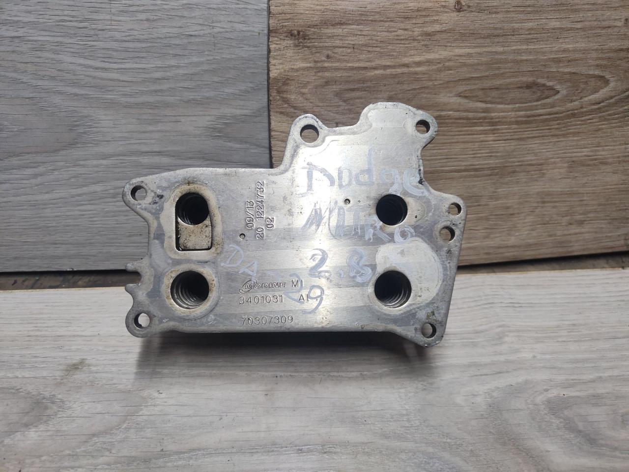 теплообменник масляного фильтра Dodge Nitro 1 поколение 2009, 2.8 л., ENR, дизель, 70307309, 3401031AI - фото №1