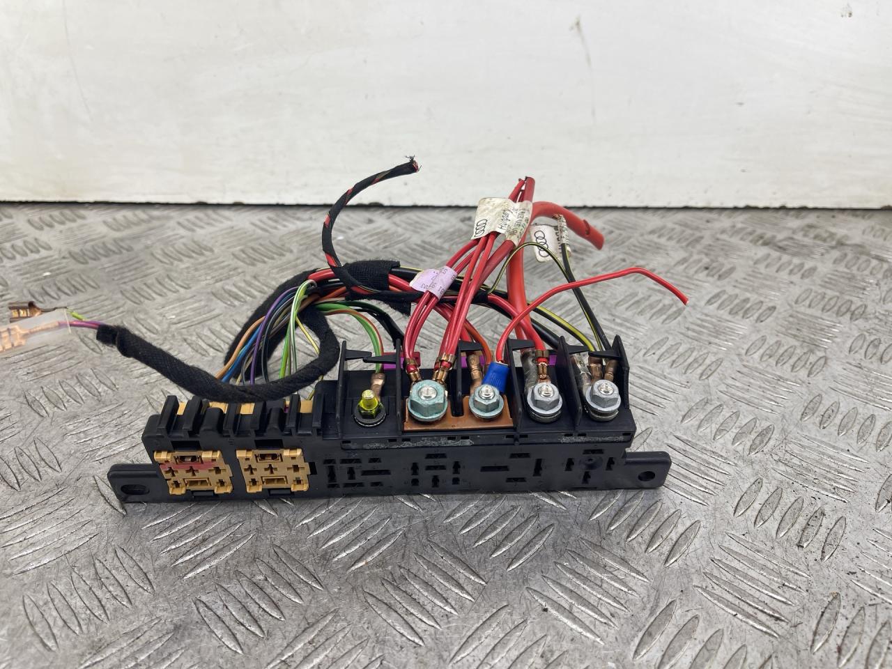 блок реле Audi A6 4B/C5 (1997 - 2001), 8L0941822A - фото №1