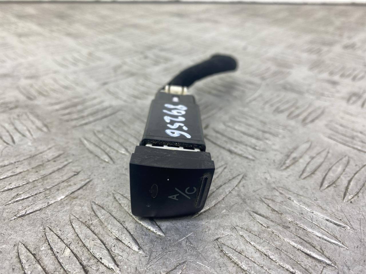 кнопка кондиционера Kia Picanto 1 поколение 2006, 1.1 л., бензин, МКПП, черный, хетчбэк 5 дв., передний привод - фото №1