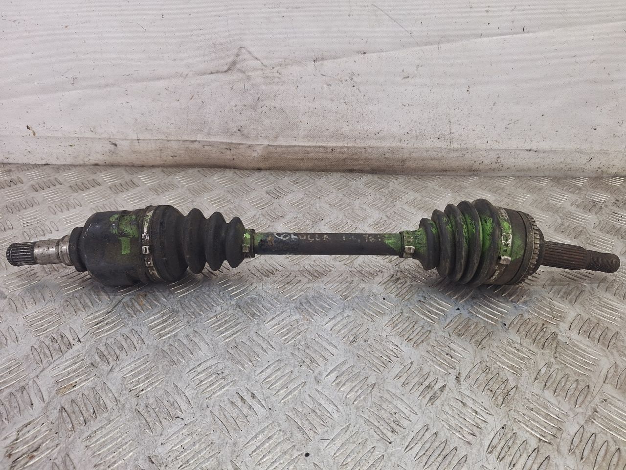 полуось передняя левая (приводной вал, ШРУС) Toyota Corolla 8 поколение (E110) (1995 - 2000), бензин - фото №1