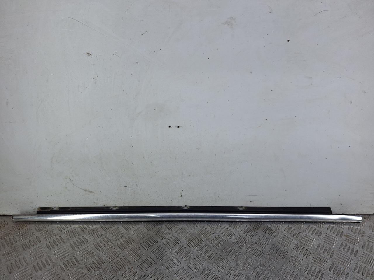 молдинг стекла Volkswagen Golf 5 поколение 2007, 1.4 л., CAXA, бензин, 6МКПП, серый, универсал, передний привод, 1K9839476A - фото №1