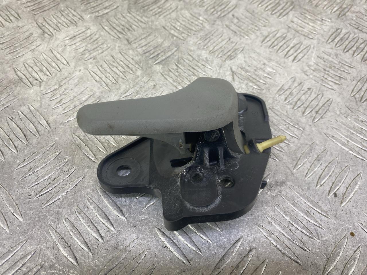 ручка внутренняя задняя правая Chrysler Voyager 4 поколение 2004, 2.5 л., ENJ, дизель, МКПП, темно-синий, минивэн, передний привод - фото №1