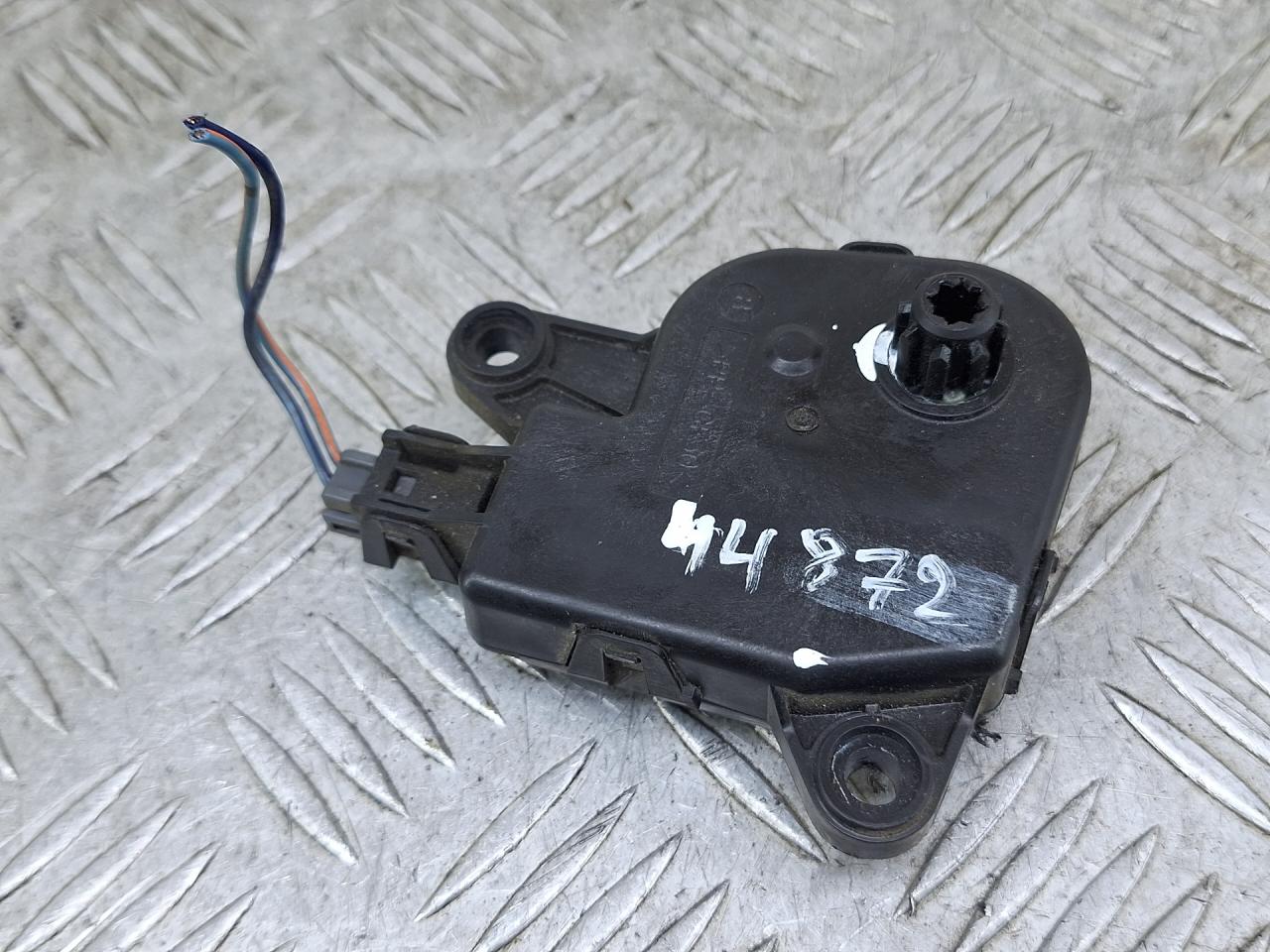 моторчик заслонки печки Chrysler Voyager 4 поколение 2004, 2.5 л., ENJ, дизель, МКПП, темно-синий, минивэн, передний привод, 04885465AAC - фото №1