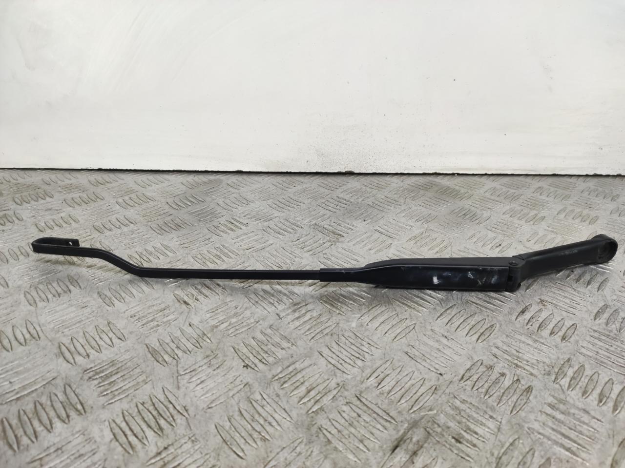 щеткодержатель (поводок стеклоочистителя, дворник) Audi A4 B5 1997, 1.6 л., AHL, бензин, МКПП, универсал, 8D1955407A - фото №1