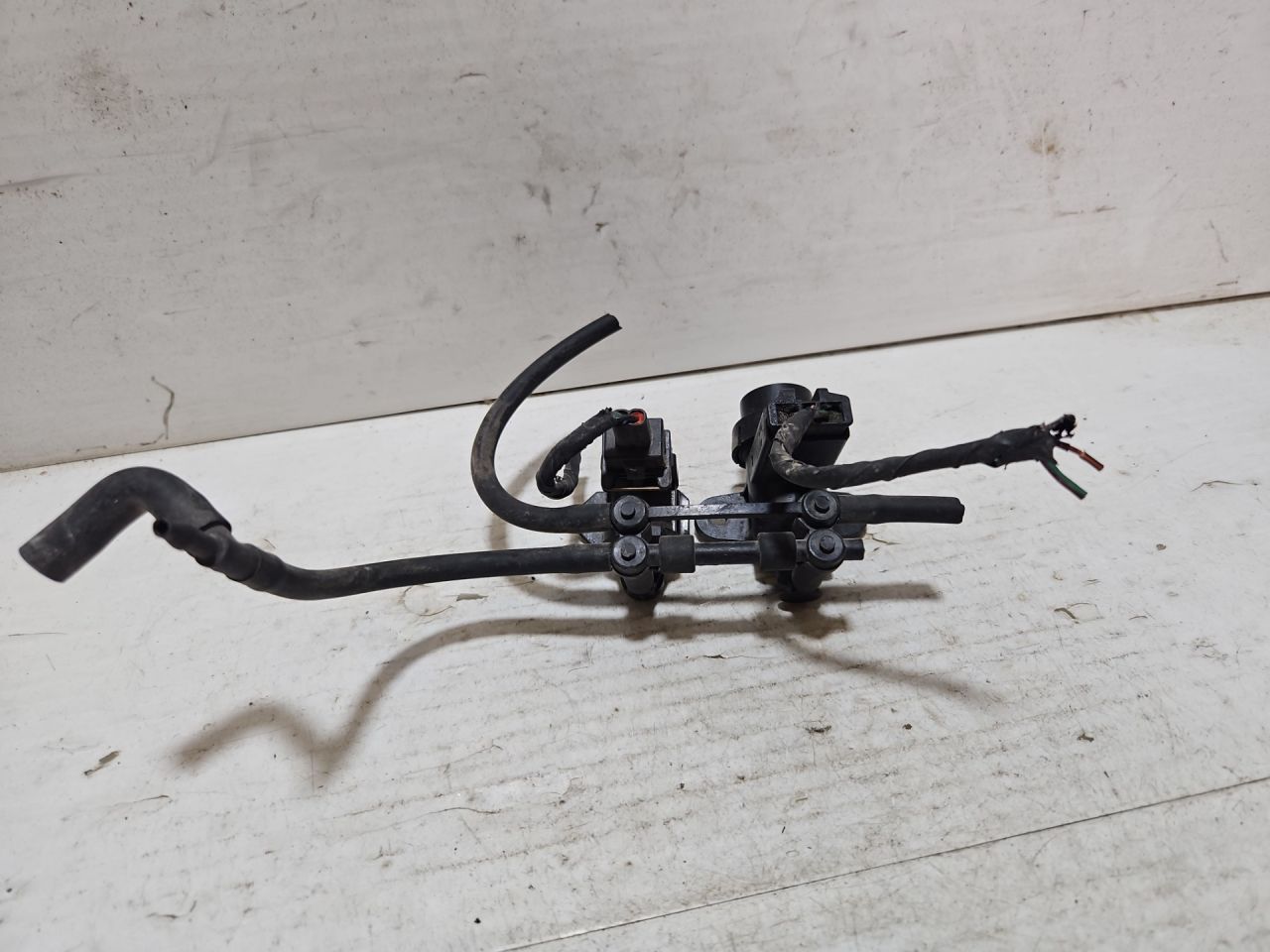 электромагнитный клапан Ford Mondeo 1 поколение 1994, 1.8 л., бензин, МКПП, черный, хетчбэк 5 дв., передний привод, 92AB9H465AA - фото №1