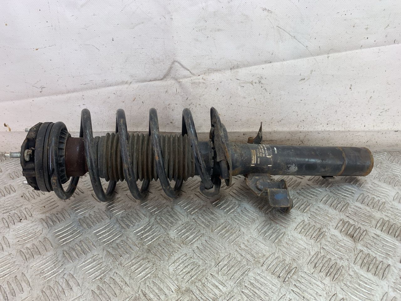 стойка передняя левая Ford Mondeo 3 поколение 2003, 1.8 л., CHBB, бензин, МКПП, хетчбэк 5 дв., 1S7W18045AM - фото №1